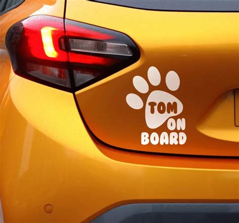 Adesivo personalizzato su un'auto sportiva