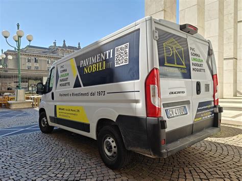 Un furgone aziendale decorato con adesivi personalizzati