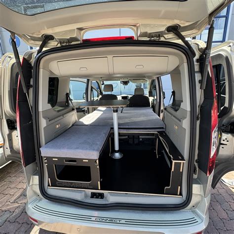 Ford Tourneo Courier camperizzato in un paesaggio naturale