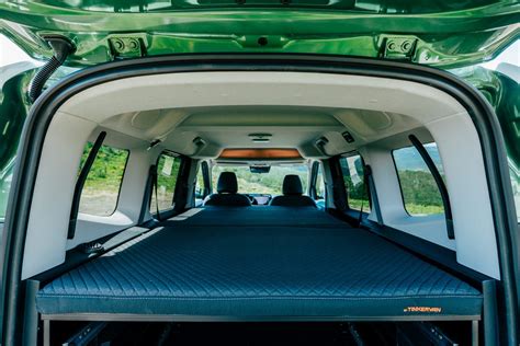 Interni del Ford Tourneo Courier by Tinkervan in modalità letto