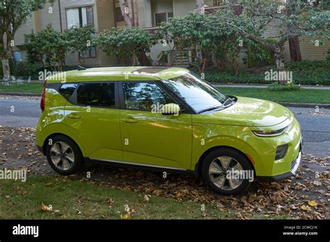 Vista laterale di un moderno SUV compatto parcheggiato in città