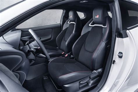 Interni della Toyota GR Yaris con sedili sportivi e volante in pelle