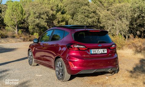 Ford Fiesta ST Line con un carrello porta-biciclette