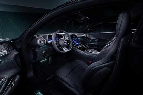 Interni della Mercedes-AMG GT R con dettagli gialli