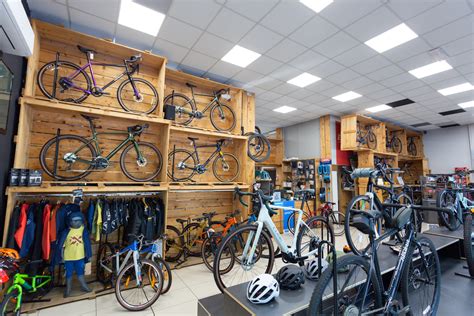 negozio di biciclette moderno con esposizione di vari modelli