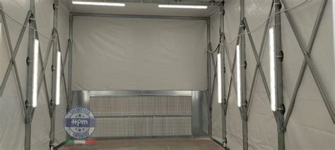 auto in fase di verniciatura in una cabina