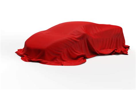 Auto coperta da un telo protettivo in un garage