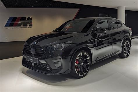 BMW X2 nera metallizzata di tre quarti anteriore