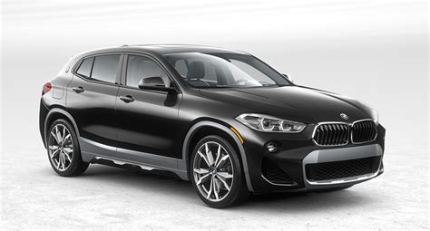 Dettaglio della vernice nera metallizzata BMW X2 sotto la luce del sole