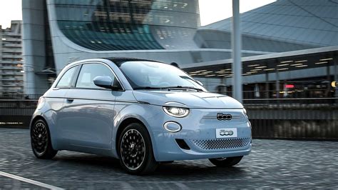 Fiat 500e Blu Elettrico vista anteriore
