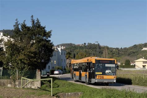 autobus d'epoca in viaggio verso una città d'arte