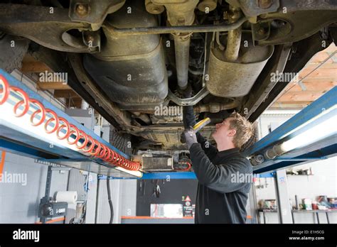 Veicolo sollevato su cavalletti in un garage