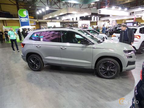 Škoda Karoq Be More in un ambiente urbano