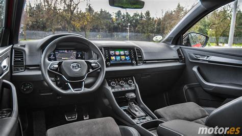 Interni di una Škoda Karoq con illuminazione Ambient Light accesa