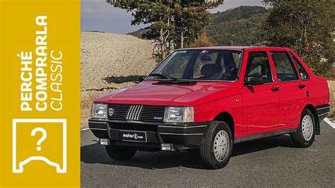 Fiat Duna berlina anni '80 parcheggiata su una strada