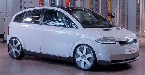 Audi A2 in un contesto moderno, che mostra il suo profilo unico