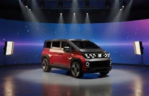 Nissan Cube in un ambiente urbano, mettendo in risalto la sua forma squadrata