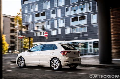 Volkswagen Polo in movimento su strada