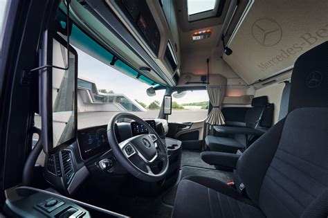 Interni cabina camion con sedili ergonomici e accessori comfort