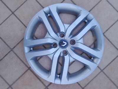 Renault Clio IV con copricerchi da 15 pollici