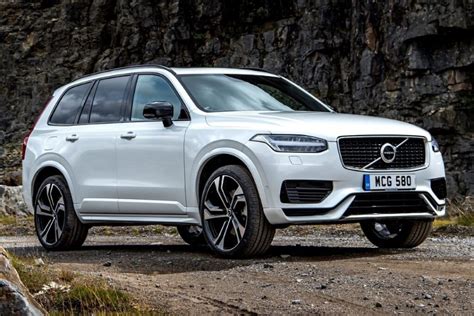 Frontale della Volvo XC90 con fari a LED