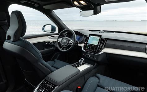 Interni lussuosi della Volvo XC90 con schermo centrale