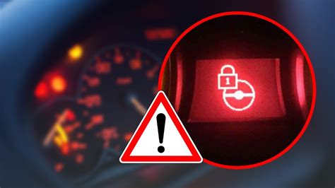 Cruscotto di una Toyota Yaris con la spia del lucchetto accesa