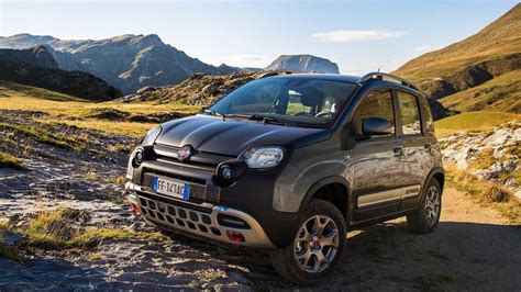 Fiat Panda Cross in un paesaggio sterrato
