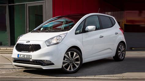 Kia Venga vista esterna su strada urbana