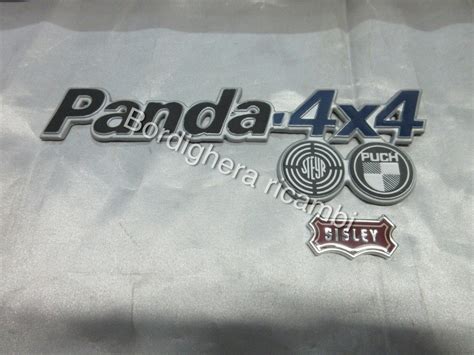 Dettaglio del logo Sisley stilizzato su una Panda 4x4