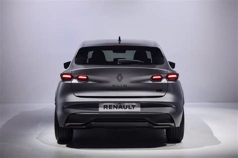 Renault Clio firma posteriore a quattro fari