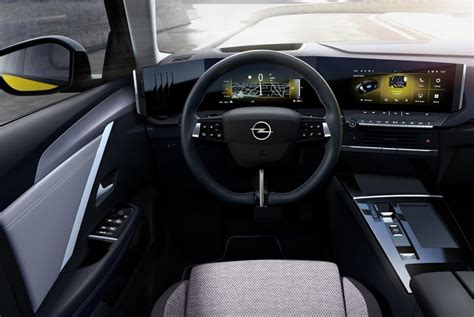 Interni dell'Opel Astra con dettagli sui sedili AGR e il Pure Panel