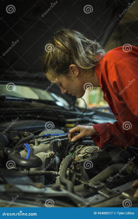 Meccanico che ispeziona un componente del motore Volvo