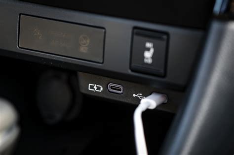 Toyota Yaris con cavo AUX collegato a uno smartphone