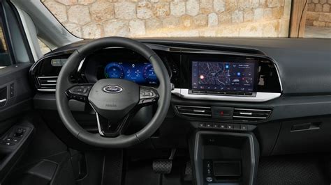 Interni del Ford Transit Connect con plancia e sedili