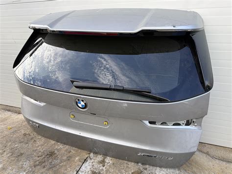 Sezione posteriore BMW Serie 3 Touring con portellone aperto