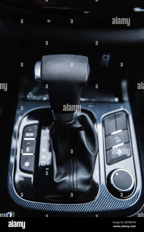 Vista ravvicinata di un selettore del cambio automatico di un'auto