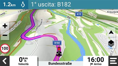 Schermata di un navigatore GPS con mappa topografica e tracce sovrapposte.