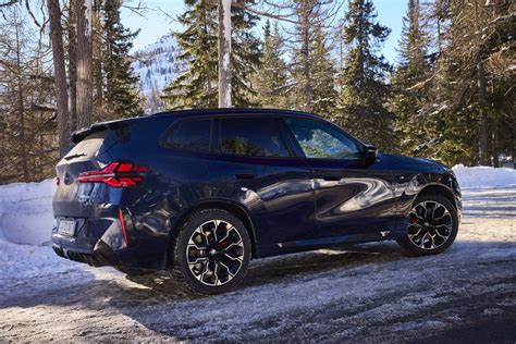 BMW X3 in strada di campagna