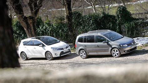 Toyota Verso vs Volkswagen Touran: Vista frontale comparativa