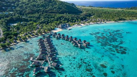Veduta aerea del Sofitel Kia Ora Rangiroa con bungalow overwater e sulla spiaggia