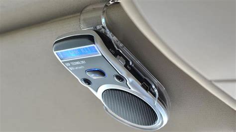 Persona che utilizza un vivavoce Bluetooth in auto
