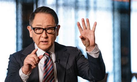 Akio Toyoda in una conferenza stampa