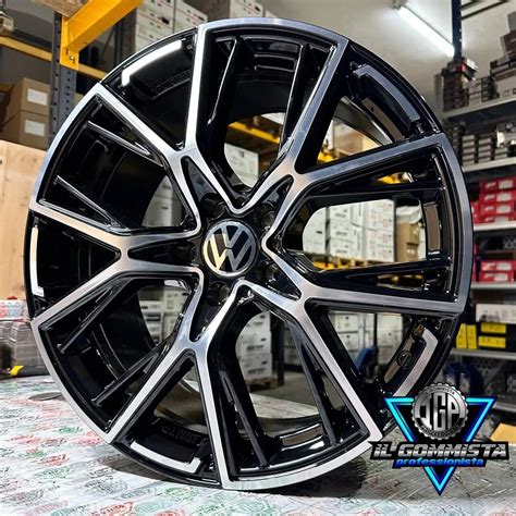 Volkswagen Scirocco parcheggiata con in evidenza i cerchi in lega