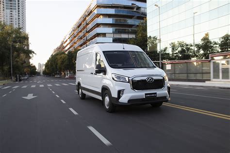 Interni del Maxus eDeliver 3 con cruscotto digitale