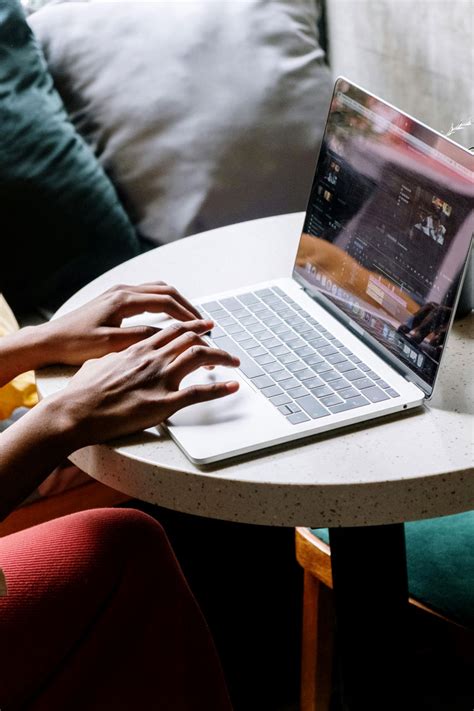 Persona che consulta un portale online su un tablet