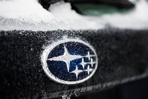 Logo Subaru su sfondo di montagna