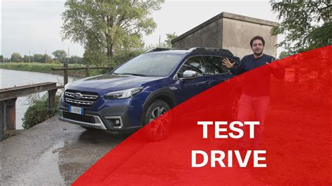 Subaru Outback su strada panoramica