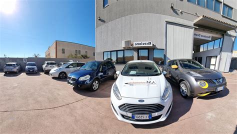 Vetrina di auto usate in un concessionario