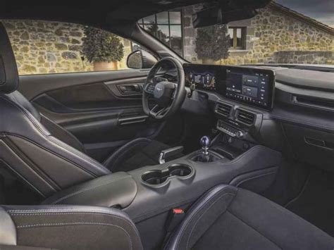 Interno Ford Cougar con plancia orientata al guidatore